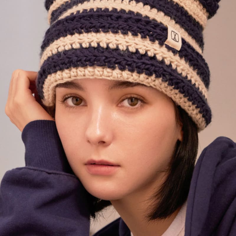 

Шапка-бини крючком VARZAR в полоску с квадратной этикеткой темно-синяя FREE