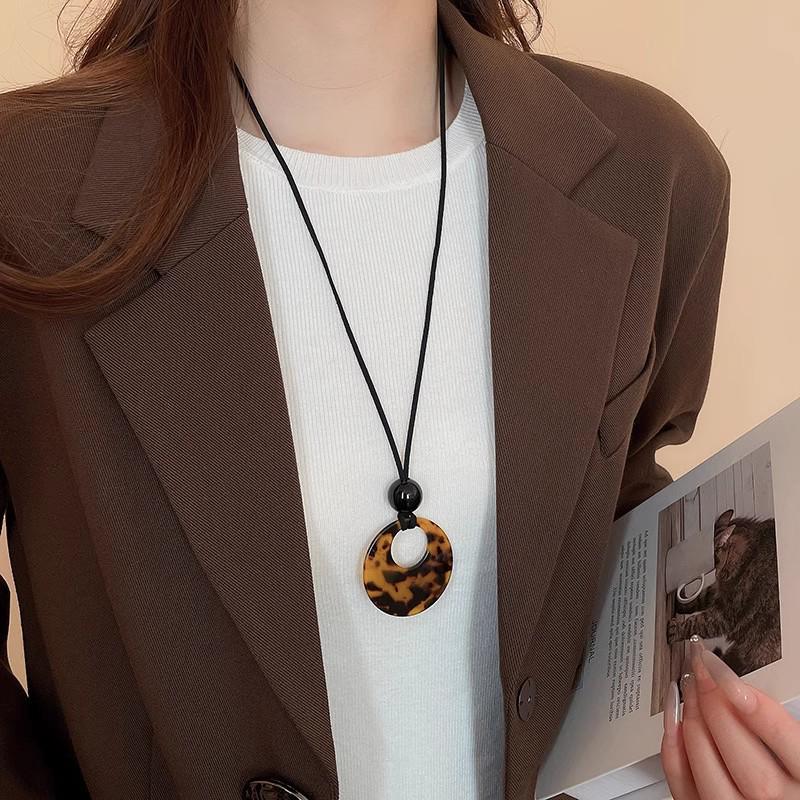2025 Herbst/Winter Retro Mode Melaid Tigerauge Halskette für Damen - Hoodie-Kette im Hongkong-Stil.