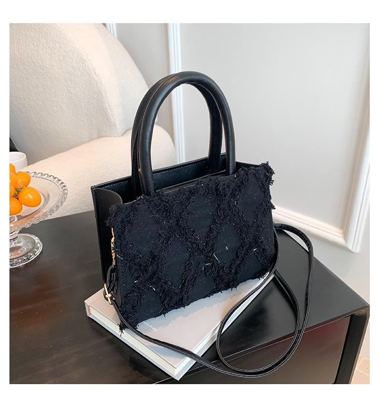 

Вместительная сумка-тоут женская 2024 новая сумочка нишевый зарубежный стиль ромб для поездок на работу плечевая сумка-мессенджер тренд чёрный