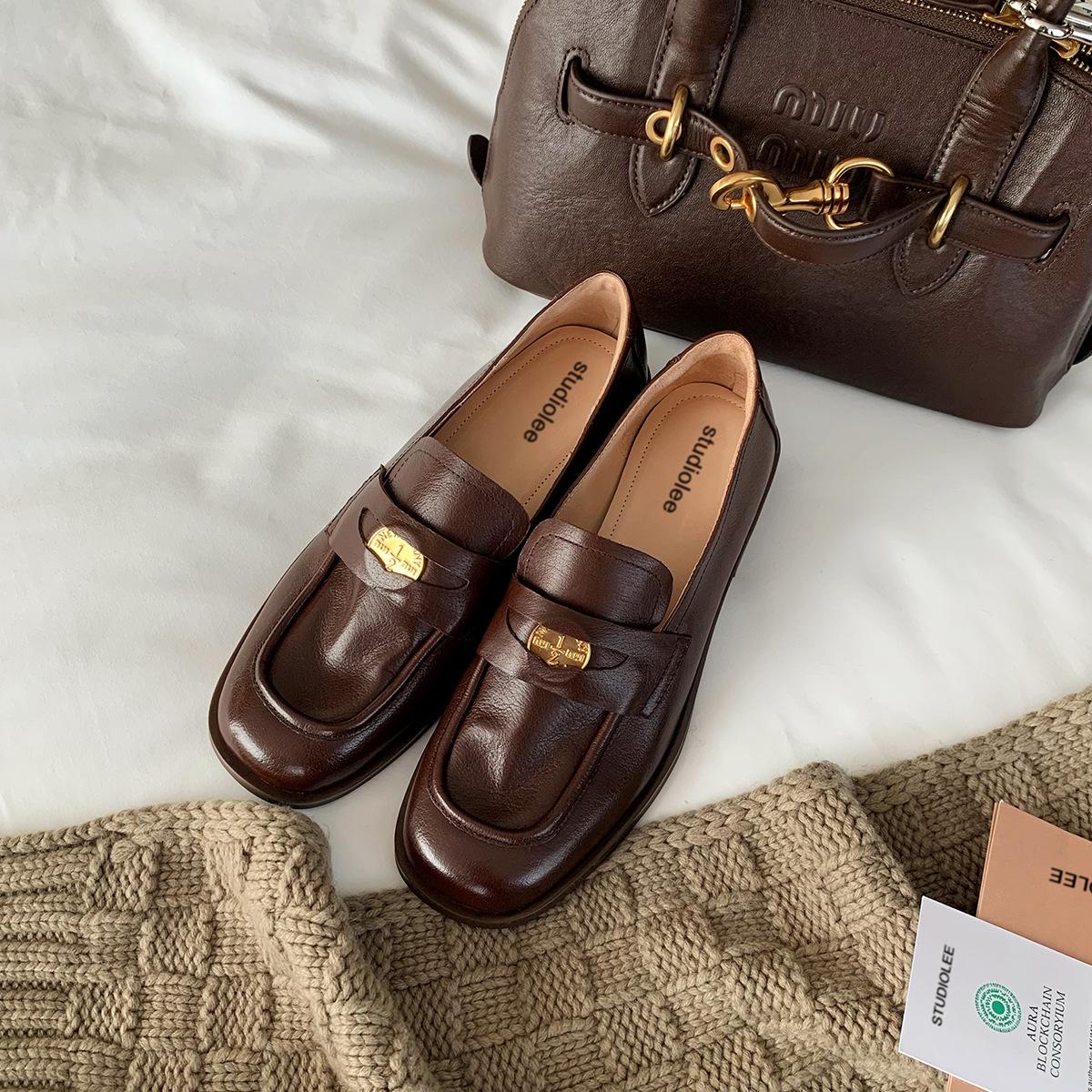 

Вымытая коровья кожа~ miu wind маленькие золотые монеты, лоферы на толстой подошве из натуральной кожи, женские толстые каблуки, на одном ремешке, ленивые маленькие кожаные туфли, одинарные туфли 40