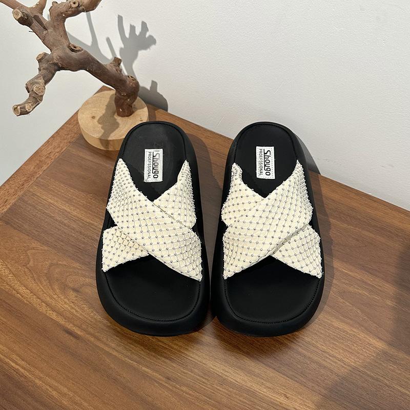 French Outer Wear Small Fragrant Wind Thick Bottom Slippers Women 2025 Summer New Internet Celebrity Fashion Versatile Beach Sandals