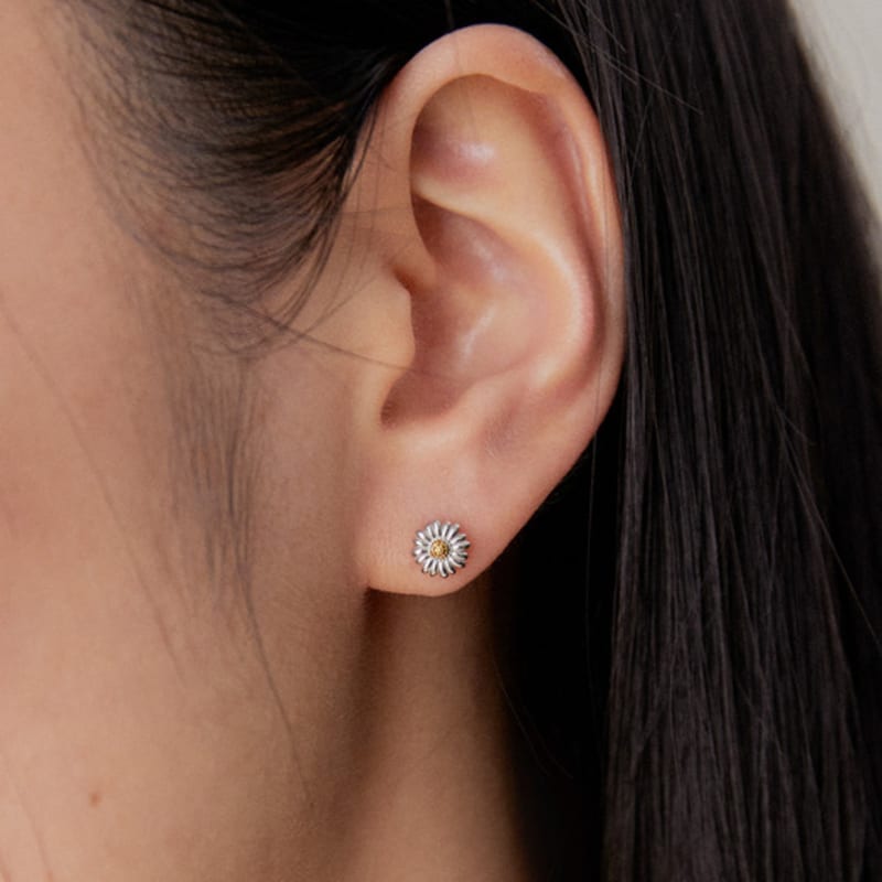 

OR D`OR [14K POST] Two-tone Daisy Earrings white