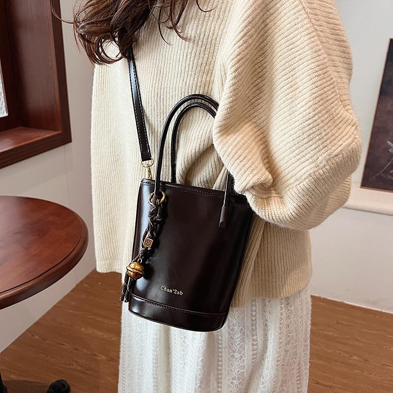 

Модная повседневная сумка для ручной носки женская 2025 новая ретро-тренд универсальная сумка-ведро нишевая на плечо женская сумка 14*10*19