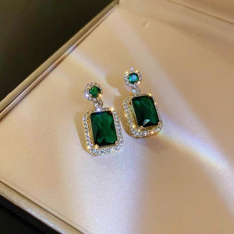 French Retro Emerald Stud Earrings - Elegant Green Diamond Square Jewelry for Women зелёный