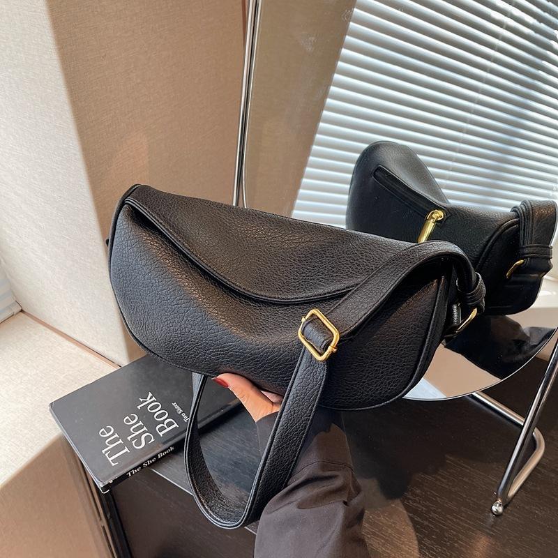 Today's popular bags are women's new trendy niche shoulder bags, large-capacity high-end messenger dumpling bags.