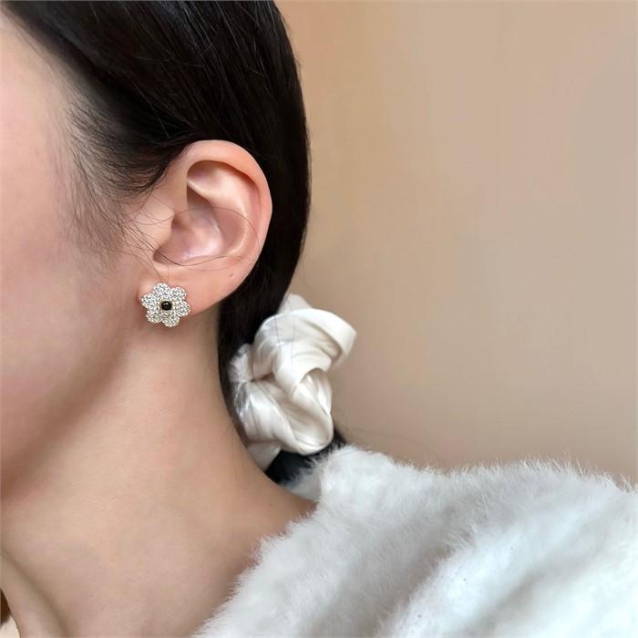 [Pretty] E1909 Zirconia Cubic Flower Earrings (9468761)