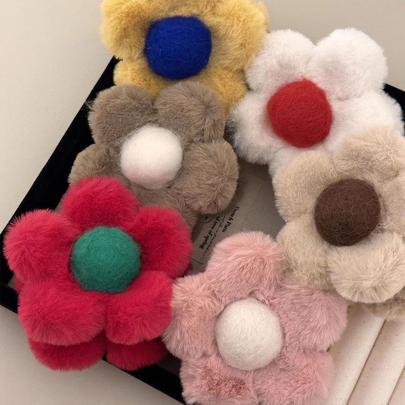 Korean Style Plush Flower Hair Claws Fashion Small Hair Clips Sweet Barrettes Shark Clips For Women Hair Accessories Headwear
