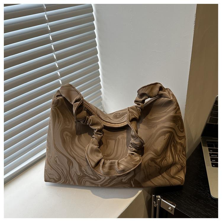 

Французская сумка-тоут через плечо большой вместимости в стиле легкой роскоши женская 2025 новая модная нишевая дизайнерская сумка-мессенджер для通勤/шоппинга темно-коричневого