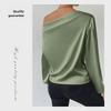 Top a maglia da donna in raso asimmetrico a maniche lunghe con design a spalla obliqua