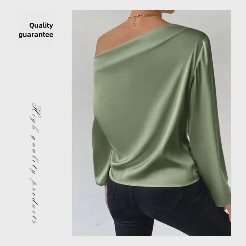 Top a maglia da donna in raso asimmetrico a maniche lunghe con design a spalla obliqua