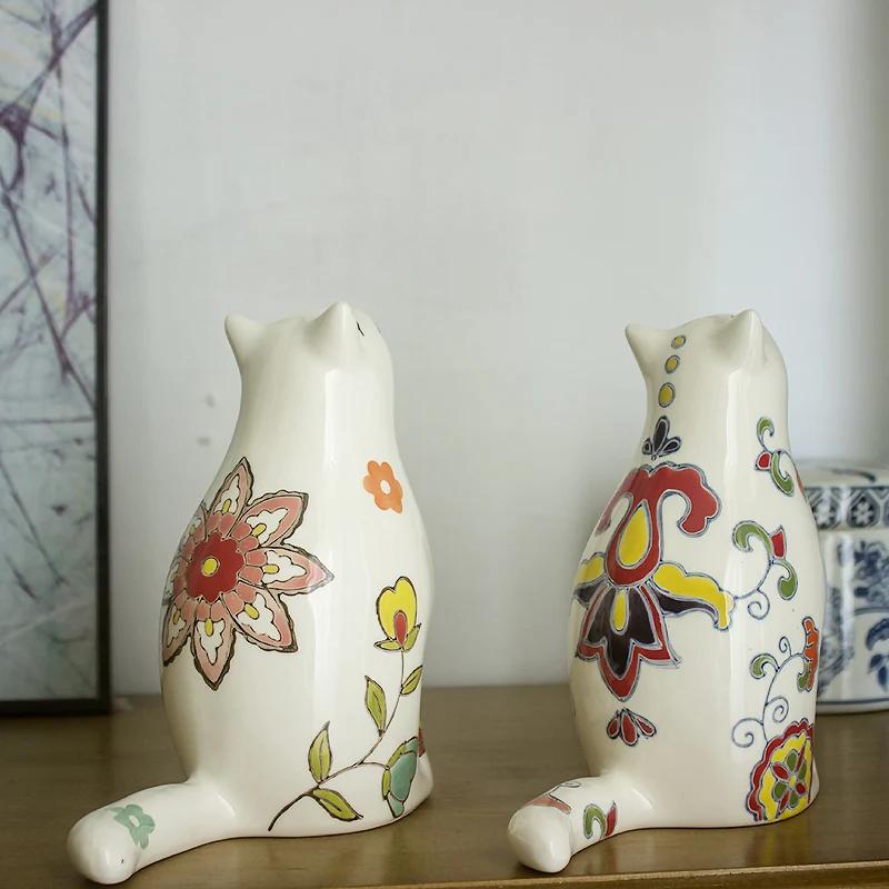 Chinese retro painted ceramic cat creative gift, living room decoration desktop, living room wine cabinet small ornament