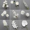 Weiße Blumendekoration für Hochzeiten Künstliche Straußornamente und Bogen-Requisiten