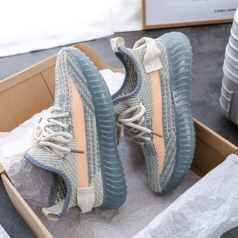 New summer fly-woven sports shoes are breathable and light, casual and versatile running shoes, and children's tide