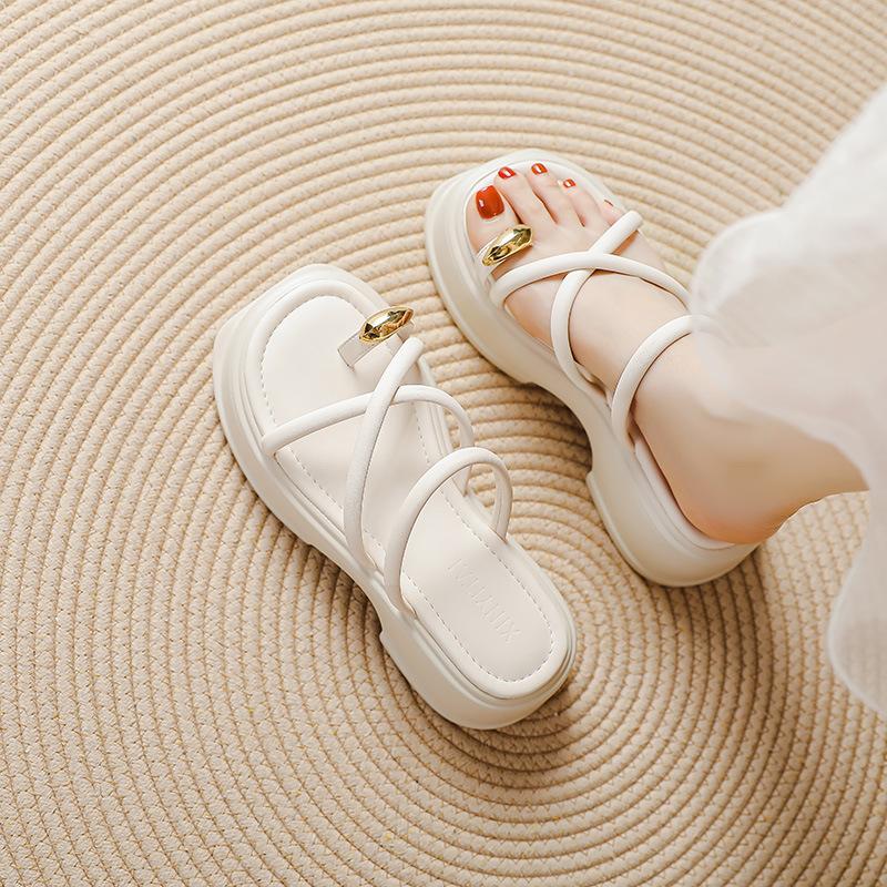 

Silver high-end thick-soled cool slippers women s 2025 summer new fashion outer wear pinch flip-flops strap sandals 40