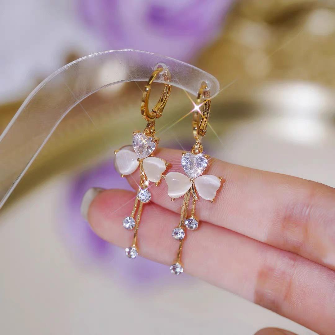 

Трендовые 2025 Роскошные серьги с кисточками: Дизайн цветка с тремя лепестками для женщин грязно-белый