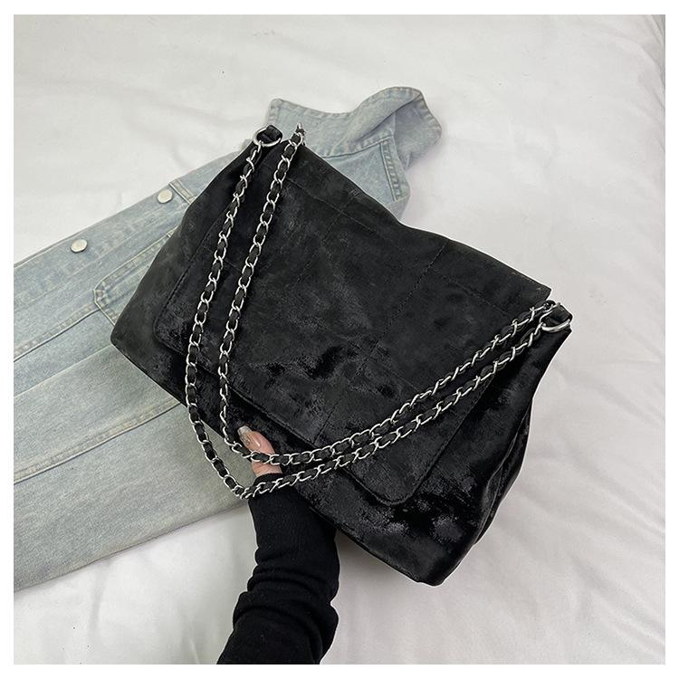 

Frosted retro bag women s tote bag large capacity autumn and winter 2025 new versatile chain single shoulder class commuter bag чёрный