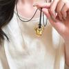 Abstrakte hohle Metallanhänger Halskette Schwarzes PU-Lederband Halskette Verstellbare Sweater-Kette Modischer Choker