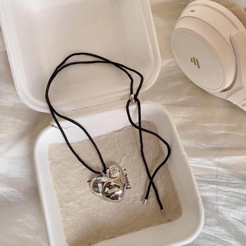 Design Exaggerated Heart-shaped Pendant Adjustable Long Rope Necklace for Women