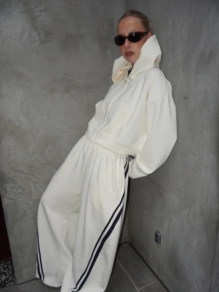 Tuta sportiva a righe retrò americana 2026 da donna con cerniera corta, felpa con cappuccio, pantaloni della tuta a gamba larga a righe, set da due pezzi