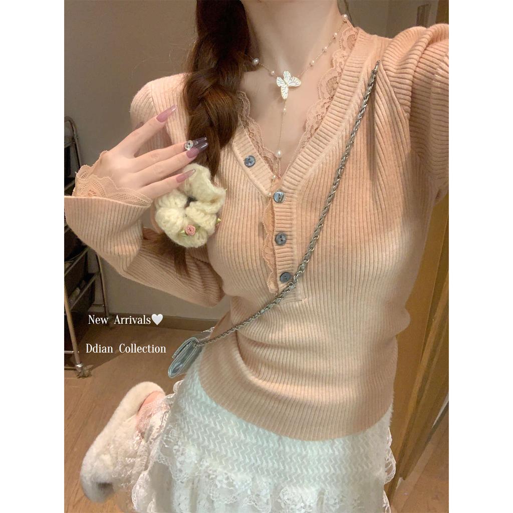 Achtung, Spitzeneinsatz am Kragen, Unterteil des Oberteils, Knopfdesign für Damen im Herbst und Winter ist schön, taillierter Strickpullover