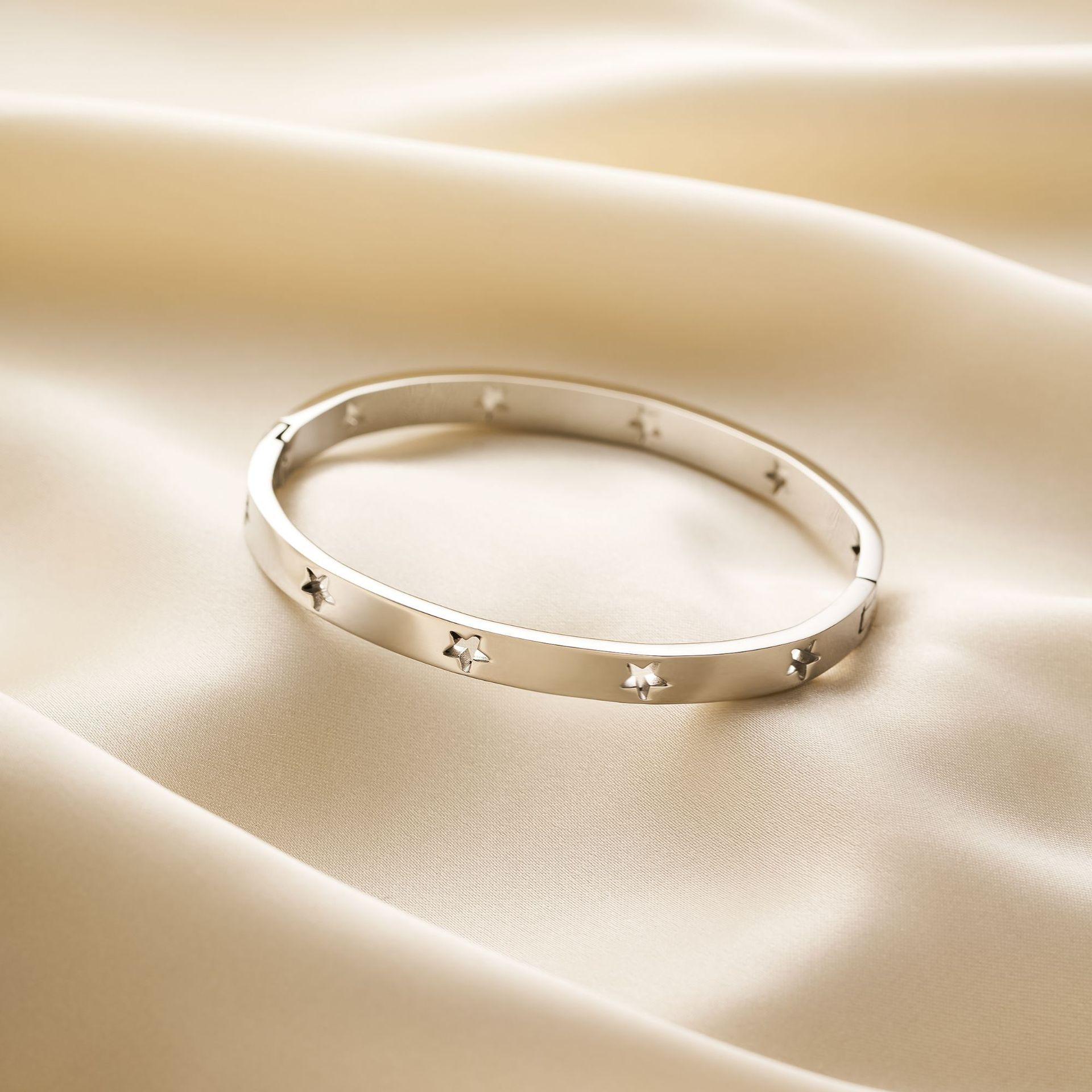 New Style Hollow Star All-over Titanium Steel Bracelet for Women, Fashionable, Fresh, Simple and Versatile 18CM