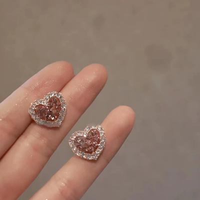 Hochwertige und elegante herzförmige Ohrringe mit rosa Ohrsteckern als Accessoires
