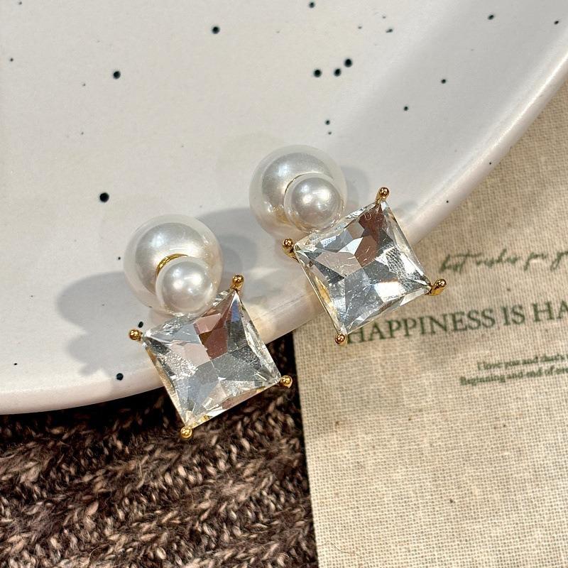 Square Zirconia Pearl Earrings for Women. Light Luxury, High-end, Elegant Style, Large Earrings. A Retro Style, Suitable for Wearing Twice.