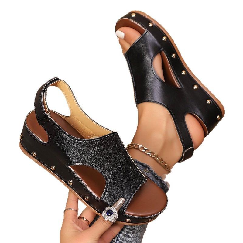 Damskie sandały na platformie peep-toe zapinane na rzep, zdobione ćwiekami