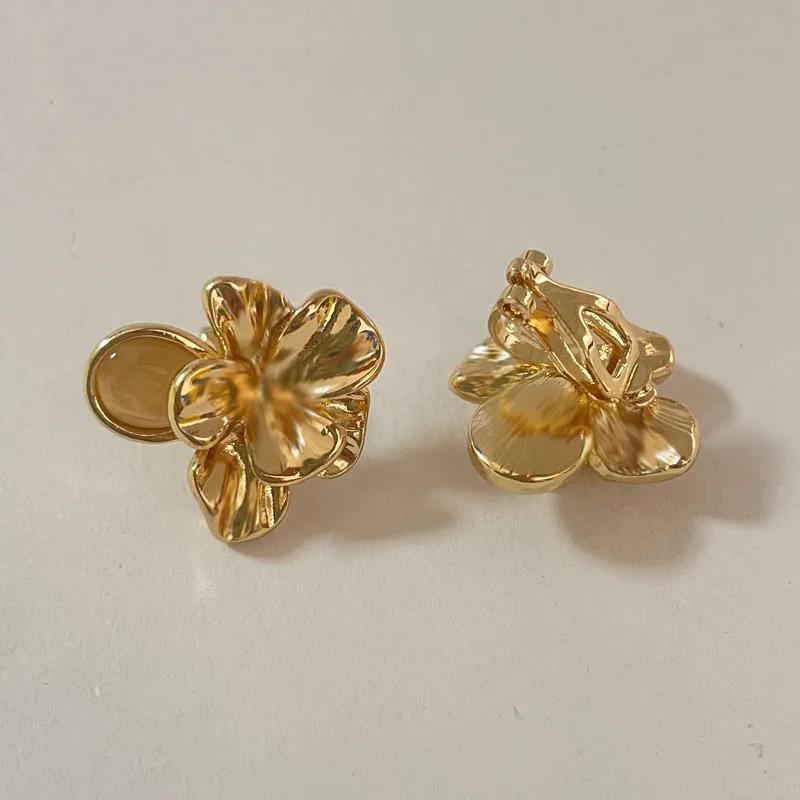 French Retro 3D Metal Petal Ear Clips for Women Gold Tone Non Piercing Earrings