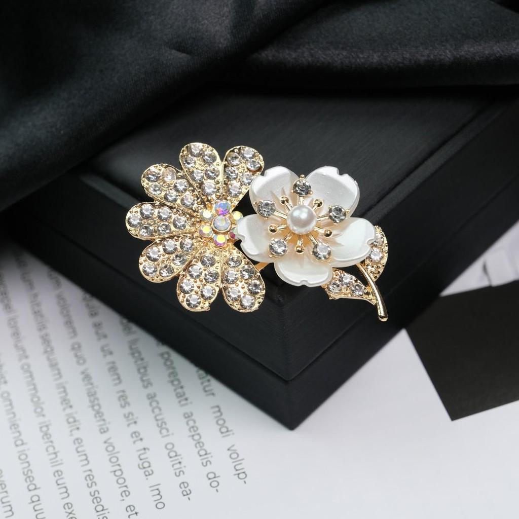 Retro Flower Pearl & Diamond Alloy Brooch Pin