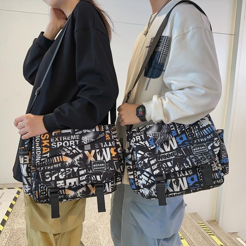 2024 Neue Street Herren- und Damen-Umhängetasche Großes Fassungsvermögen Bedruckte Schultertasche Koreanische Mode Studenten-Rucksack Aufbewahrungstasche