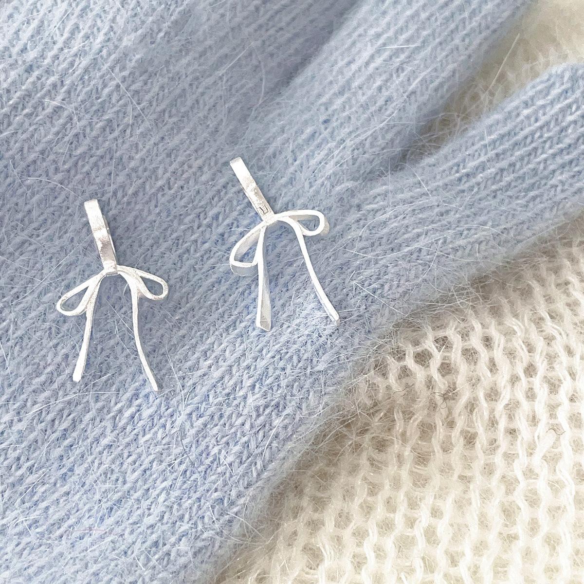 

Серьги-бантики из серебра 925 пробы с матовой отделкой, простые и нежные серьги с характером, легкие роскошные и высококачественные универсальные серьги на осень и зиму 925 silver needles