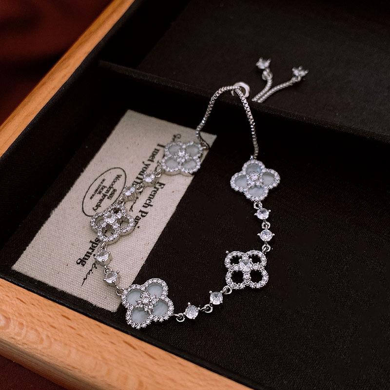 

Браслет с ромбовидным цирконом, полый браслет с цветком, французская легкая роскошь, высококлассный браслет, темпераментные ювелирные изделия в стиле ретро-корт