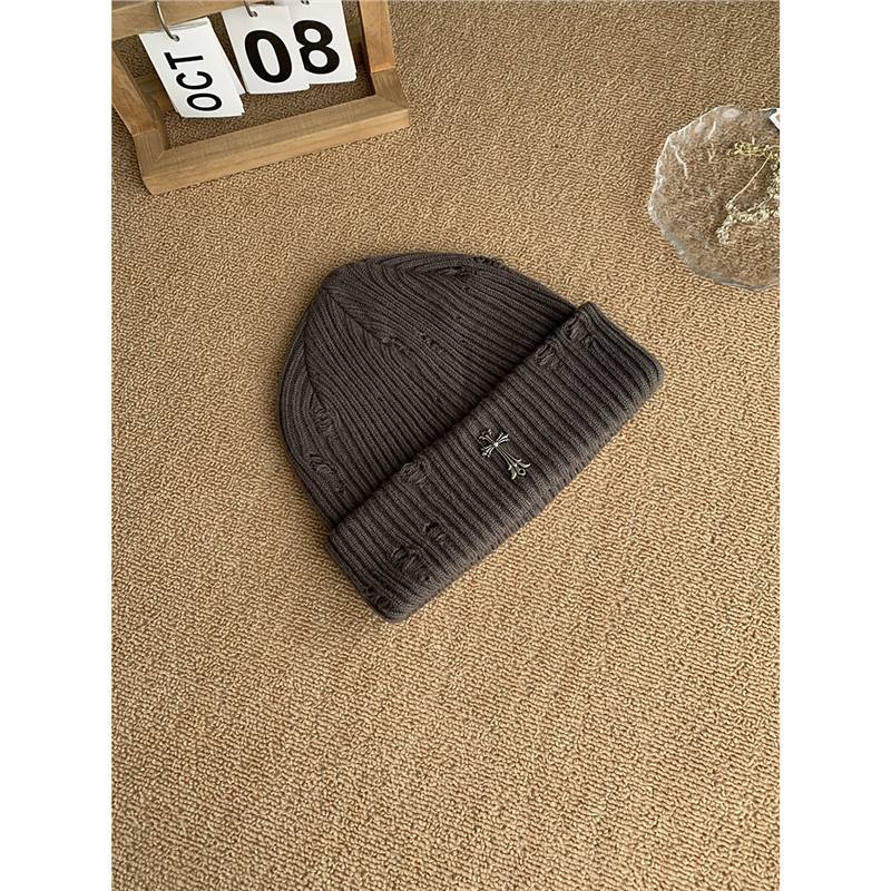 Fall/Winter Street Fashion Distressed Knit Cap for Men and Women, Versatile Retro Metal Cross Emblem Wool Hat, Couple Beanie Cap