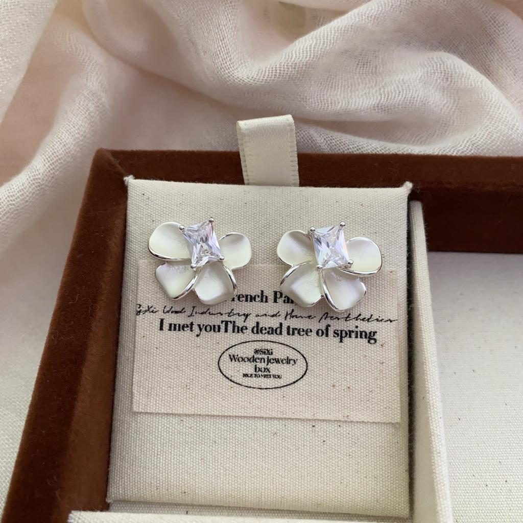 20 Temperament Versatile Earrings Simple Beige Flower Zircon Stud Earrings Women'S Niche Light Luxury High-End Earrings