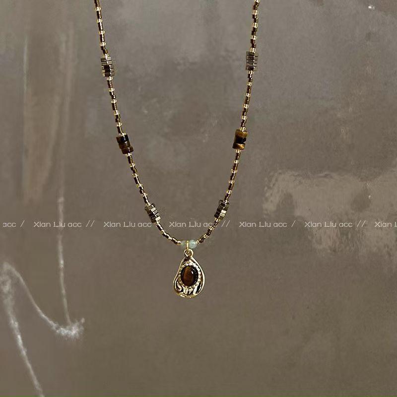 Gold retro Maillard style pearl tiger s eye stone necklace light luxury high-end temperament niche design necklace