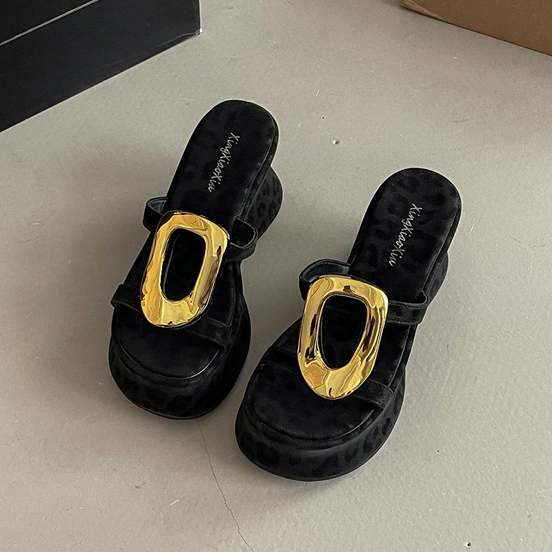 

Wear wedge heel design one-word heightening small slippers women s summer 2025 new fashion versatile thick bottom 39 чёрный