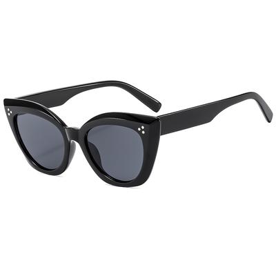 Klasyczne Damskie Okulary Przeciwsłoneczne Fashion Cat Eye Vintage Czarne Okulary Przeciwsłoneczne Damskie Okulary z Ochroną UV400 Prosty Styl Design z Nitami