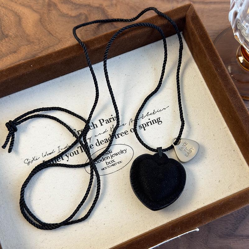 

Жіноче намисто ручної роботи з чорною мотузкою осінь-зима, прикрашене довгим светровим ланцюжком