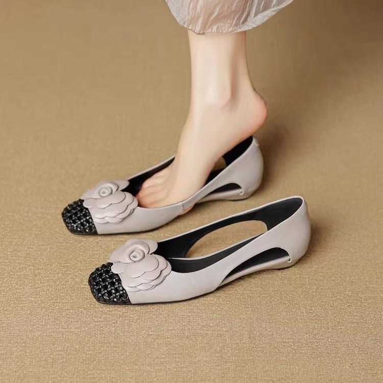 Retro leather square head hollow flower one pedal bag head sandals women's 2025 new summer single shoes flat sandals