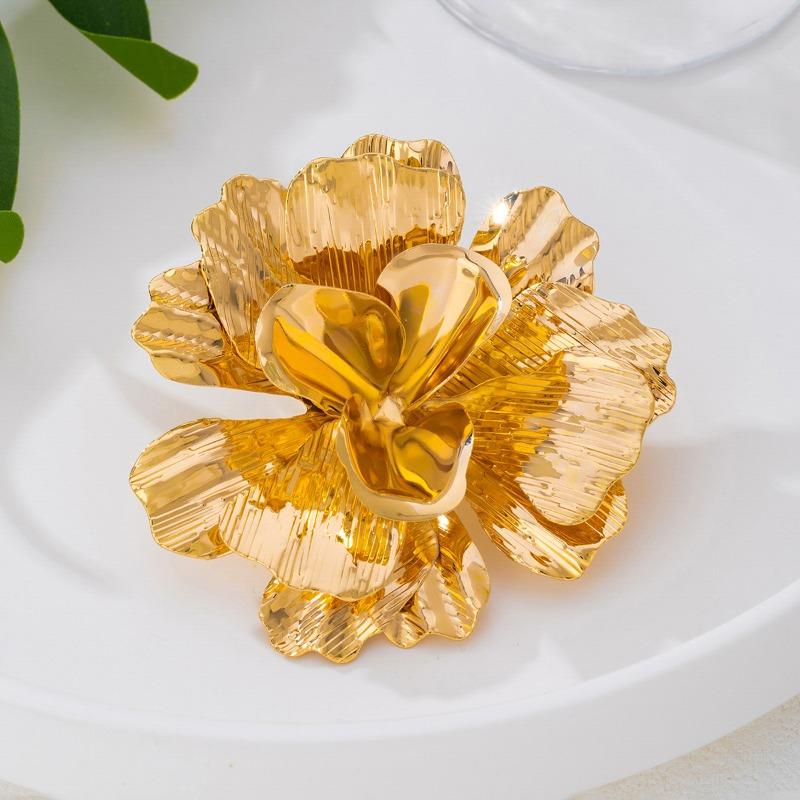 Grande Spilla a Forma di Fiore Dorato 3D Stratificato Distintivi Retro Statement Elegante Accessorio per Collare per Festa Matrimonio Uso Quotidiano