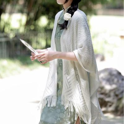Scialle con nappe sottili bianco sporco: Stile artistico fresco per la primavera e l'estate con la versatilità della sciarpa-mantella-cardigan cheongsam