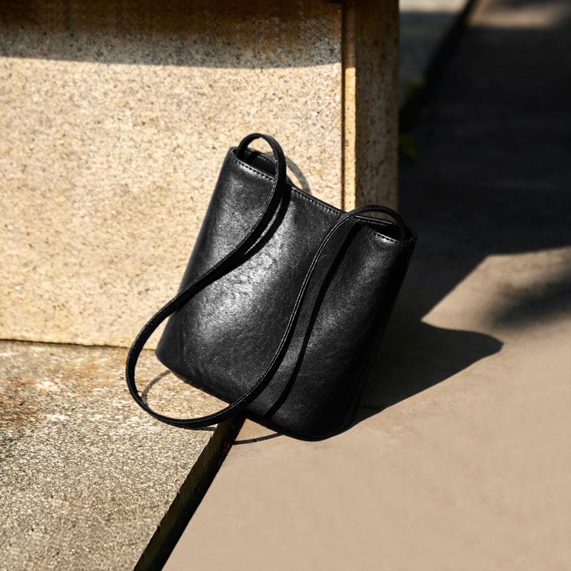2026 Bucket Bag, Retro Commuter Bag, Versatile Genuine Leather Single-shoulder Handbag