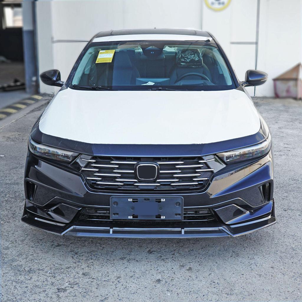 Accord Sport Model 25. generace: Sada bezvrtákových předních splitterů, zadního spoileru, bočních prahů a zadního difuzoru.
