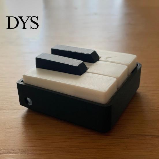 Stress Relief Keychain Mini Piano Keychain, Key Clicker, Playable Fingertip Toy Small Clicker with Metal Ring, Classic Black White Keys for