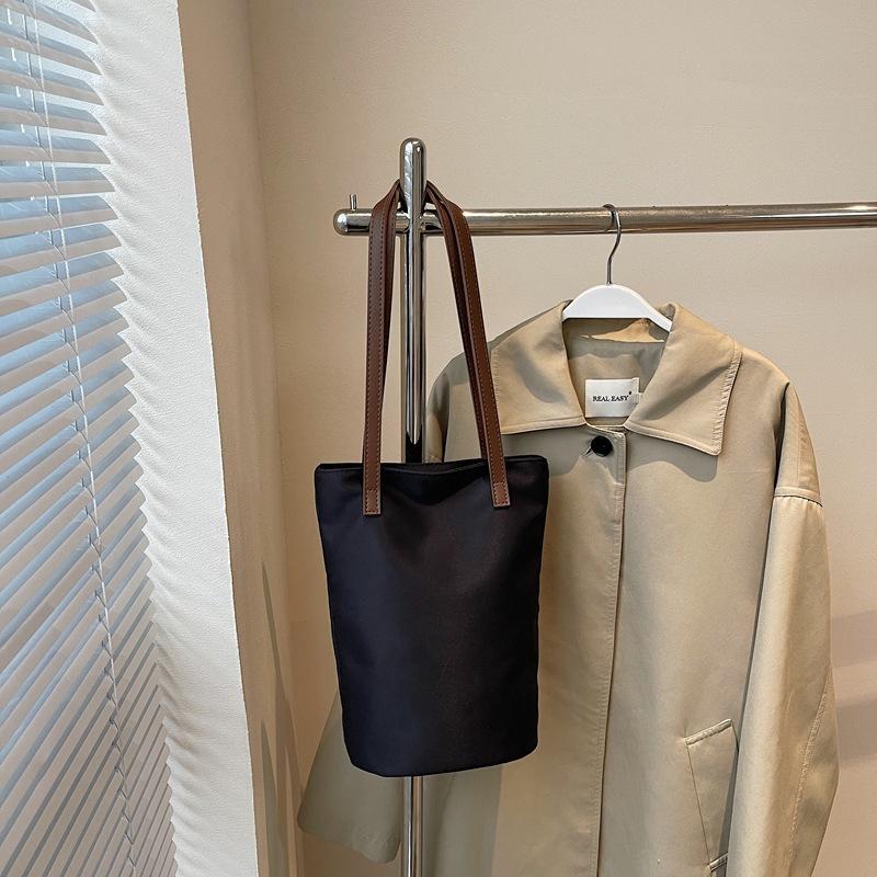 Модная сумка подмышку Простая сумка-ведро большой вместимости 2025 Новая нишевая повседневная сумка через плечо Текстурированная сумка