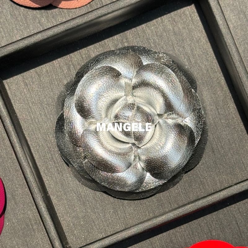 

Маленькая элегантная брошь-камелия, женская, высококлассная, ручной работы, классического стиля, корсаж из козлиной кожи плюс булавка, ретро-украшение Silver sheepskin