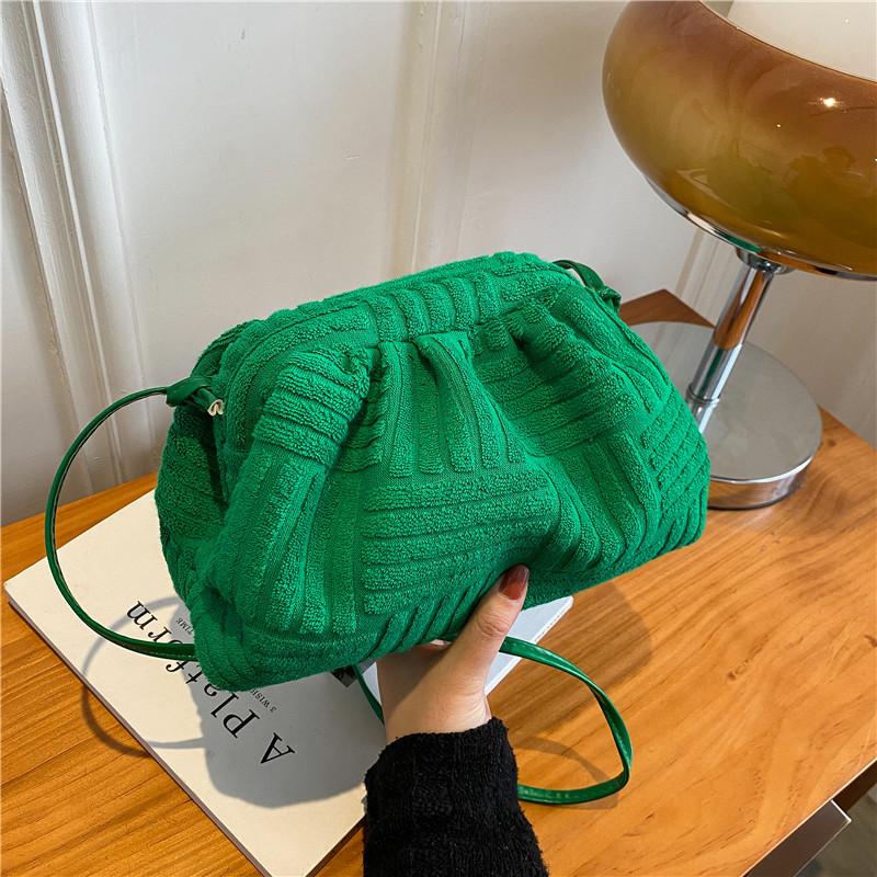 

Миниатюрный складной клатч с геометрическим дизайном