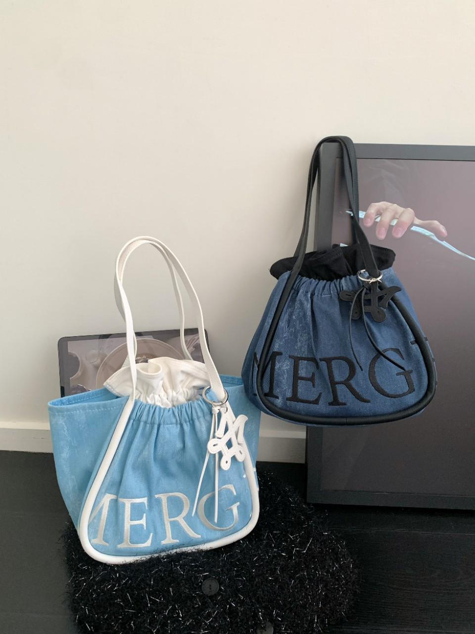 

Модная джинсовая сумка-тоут 2025: Универсальная плечевая сумка большой вместимости для женщин Light Blue (with accessory)