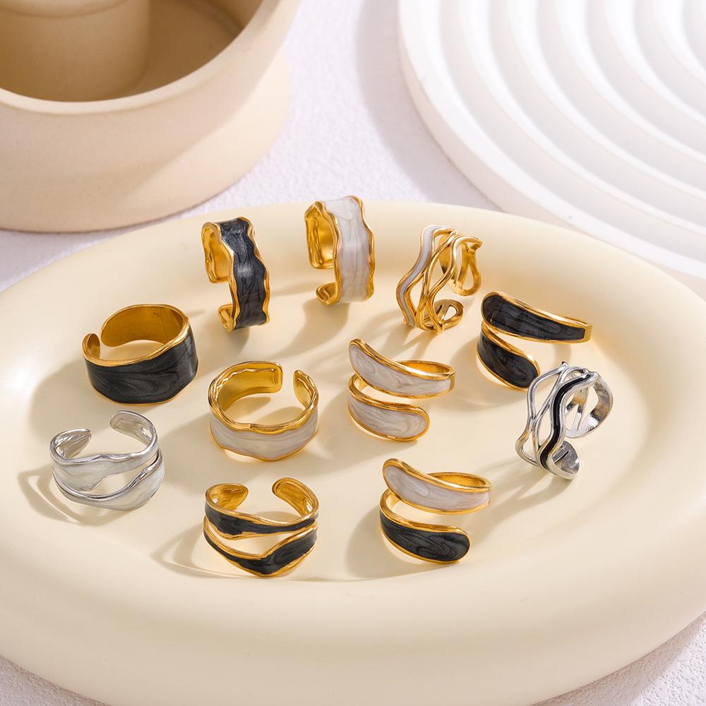 Anello in Acciaio Titanio Placcato Oro - Elegante Stile Ins da Donna con Sensazione di Alta Gamma e Design Semplice, Influenza Europea e Americana.